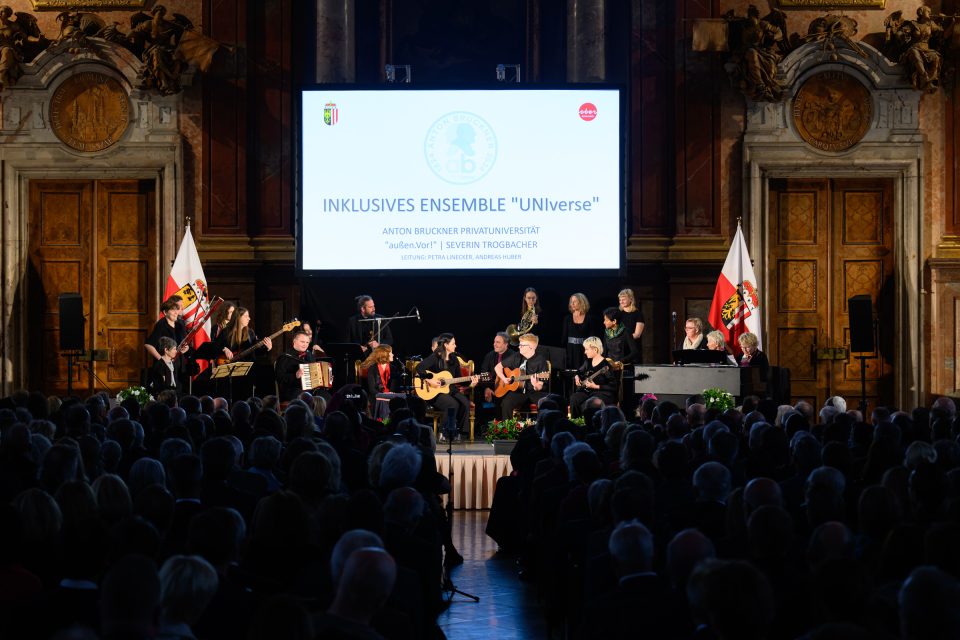 Das inklusive Ensemble UNIverse, ein Highlight des „Florian-Empfang“ am 3. Mai 2024 im Marmorsaal von St. Florian. Foto: Land OÖ/Kerschbaummayr