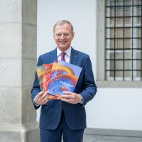 Governor Thomas Stelzer with the four music and song books by P.S. Bruckner. Photo: Province of Upper Austria/Antonio Bayer